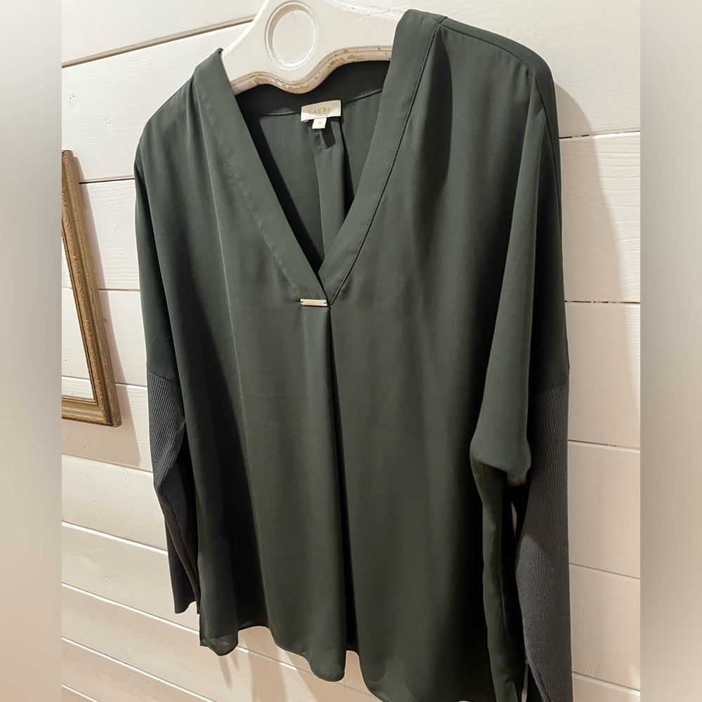 LAURA NWOT V-Neck Blouse with Metal Bar Detail – Dark Green (Size 16) - Picture 9 of 10